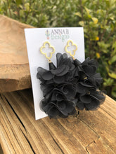 Quatrefoil Petal Earrings-Black